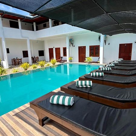 Sundowners Guesthouse Хиккадува Экстерьер фото
