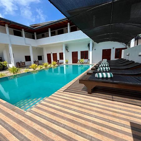 Sundowners Guesthouse Хиккадува Экстерьер фото