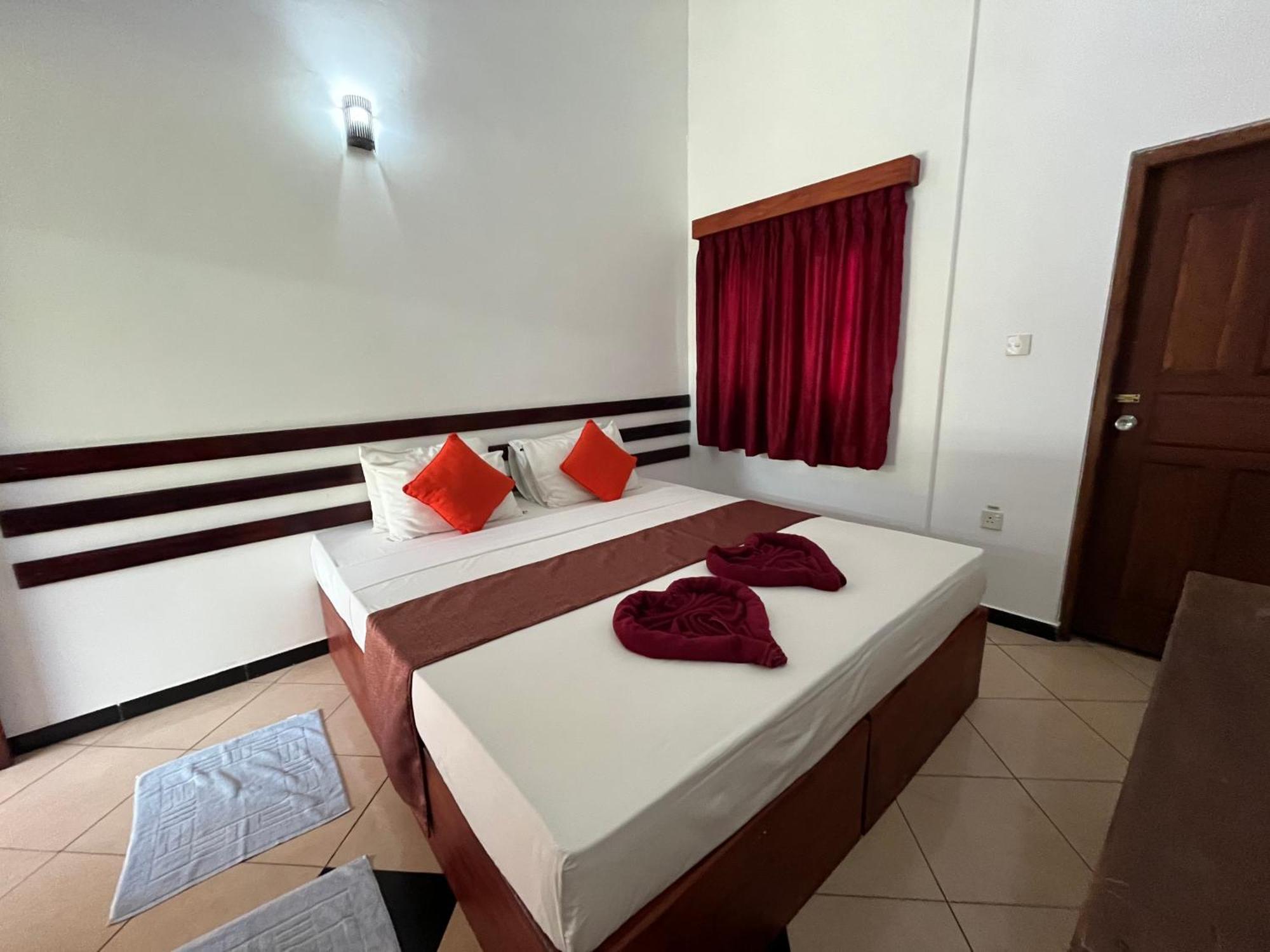 Sundowners Guesthouse Хиккадува Номер фото