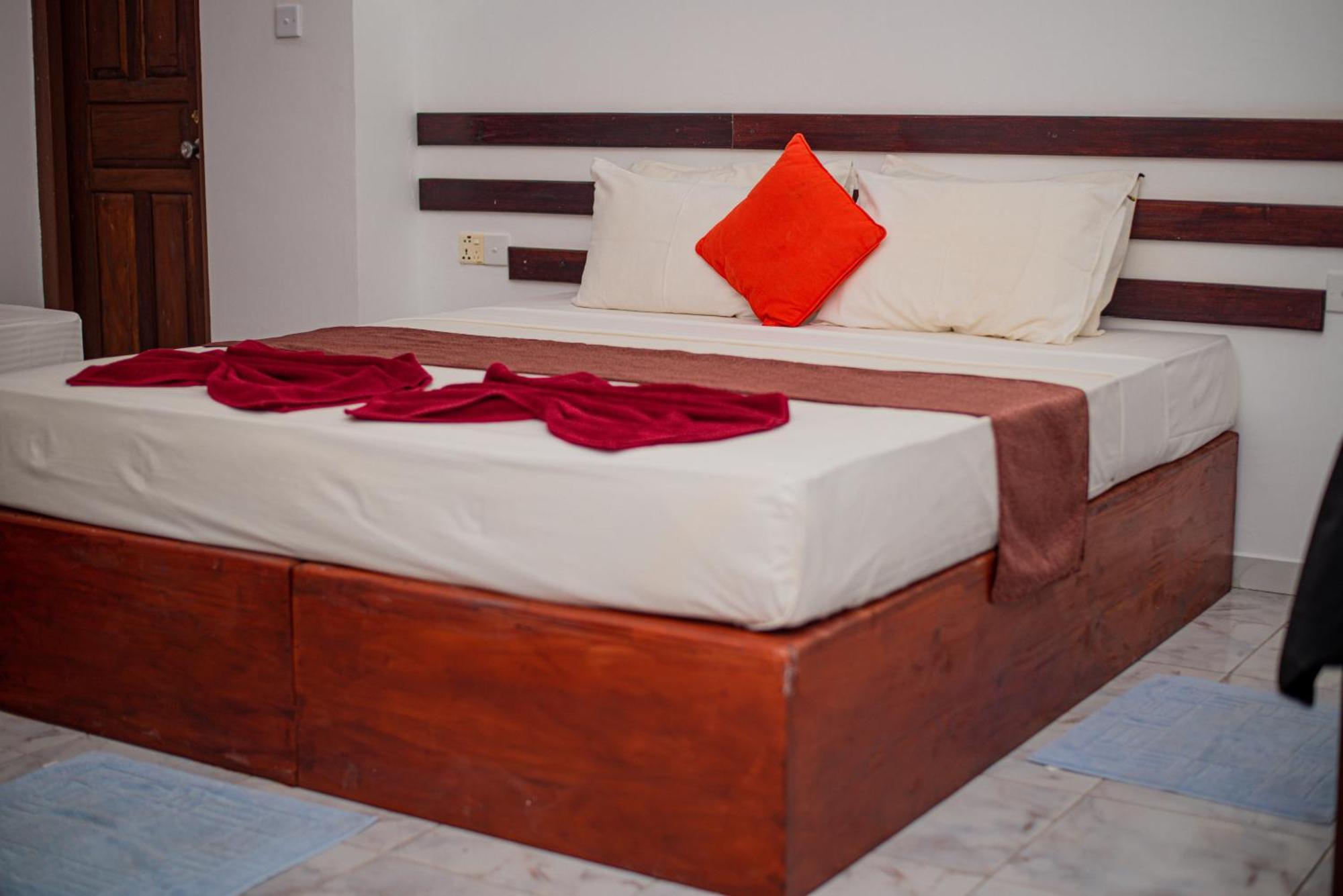 Sundowners Guesthouse Хиккадува Экстерьер фото