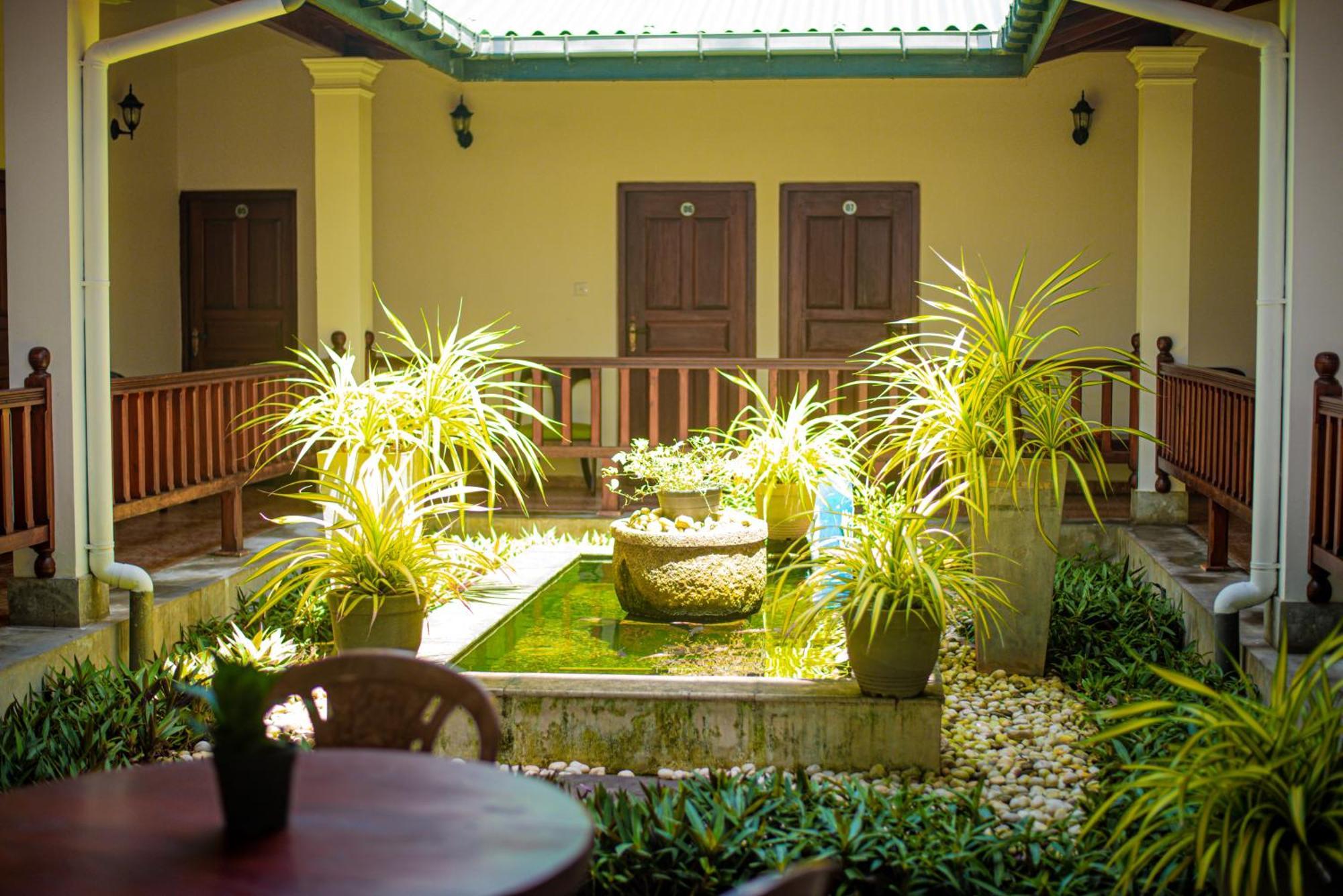 Sundowners Guesthouse Хиккадува Экстерьер фото