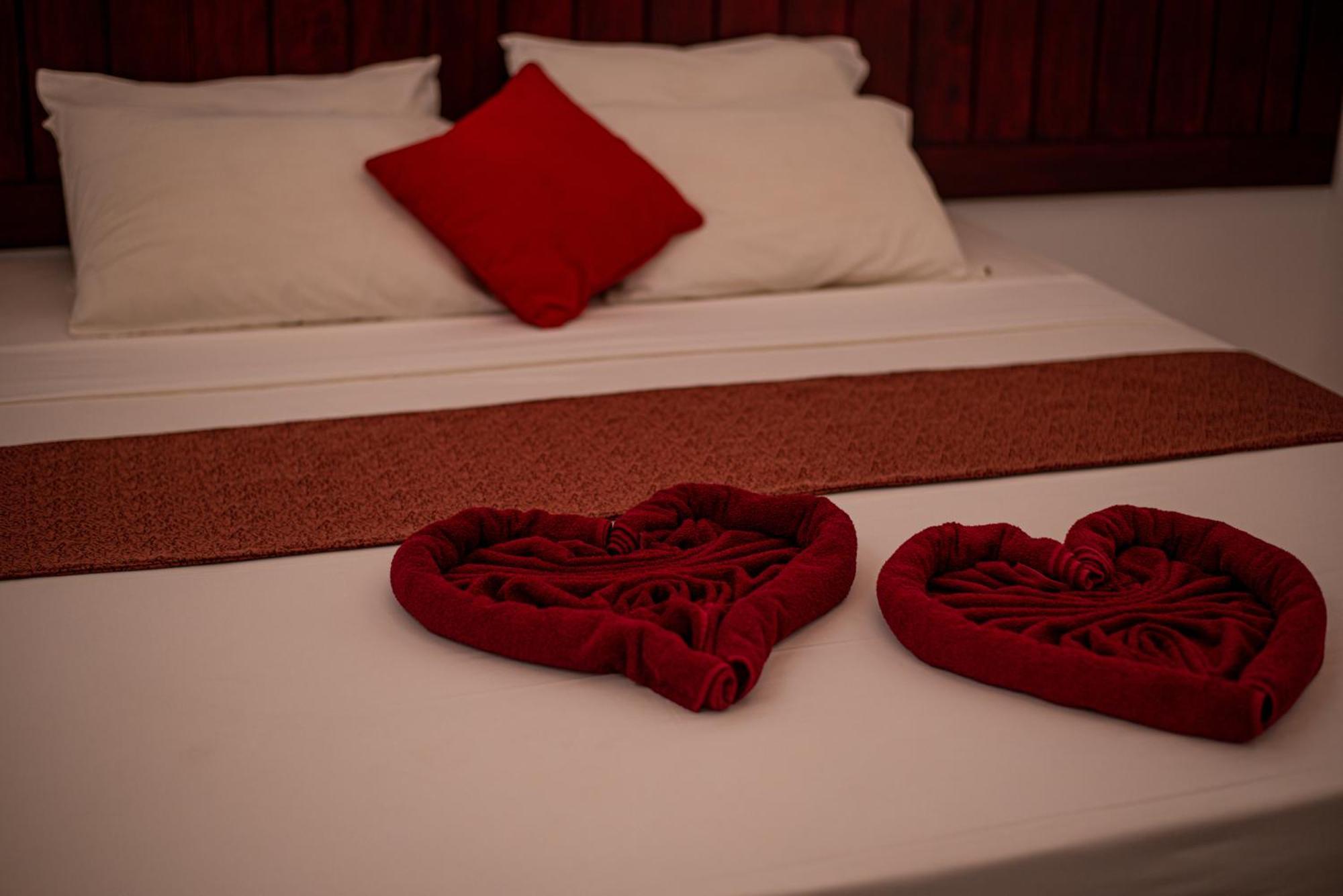 Sundowners Guesthouse Хиккадува Экстерьер фото