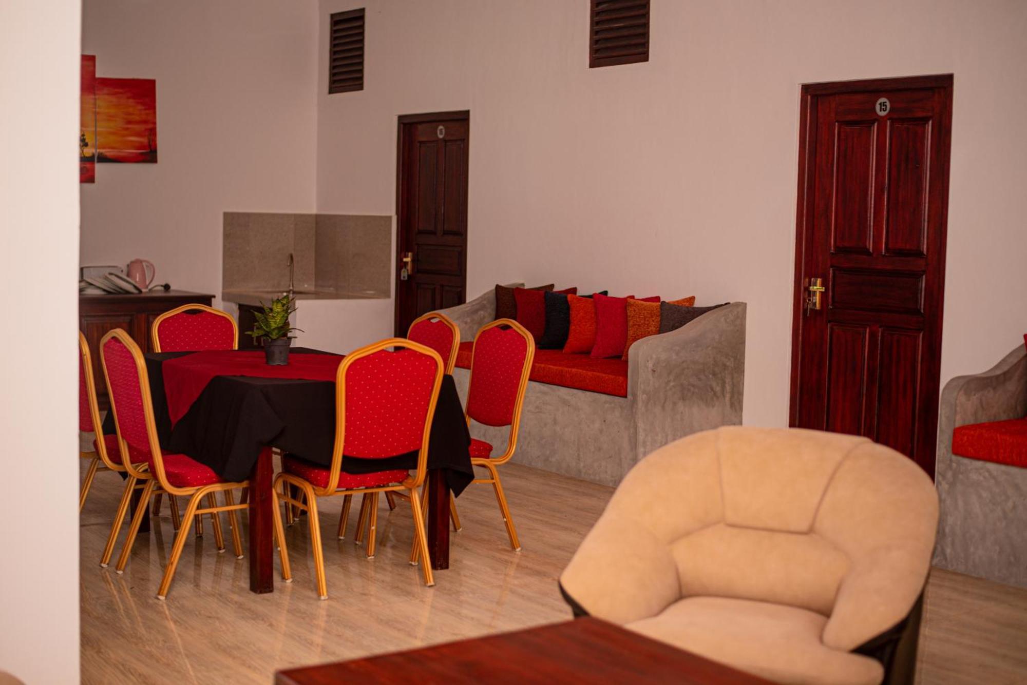 Sundowners Guesthouse Хиккадува Экстерьер фото