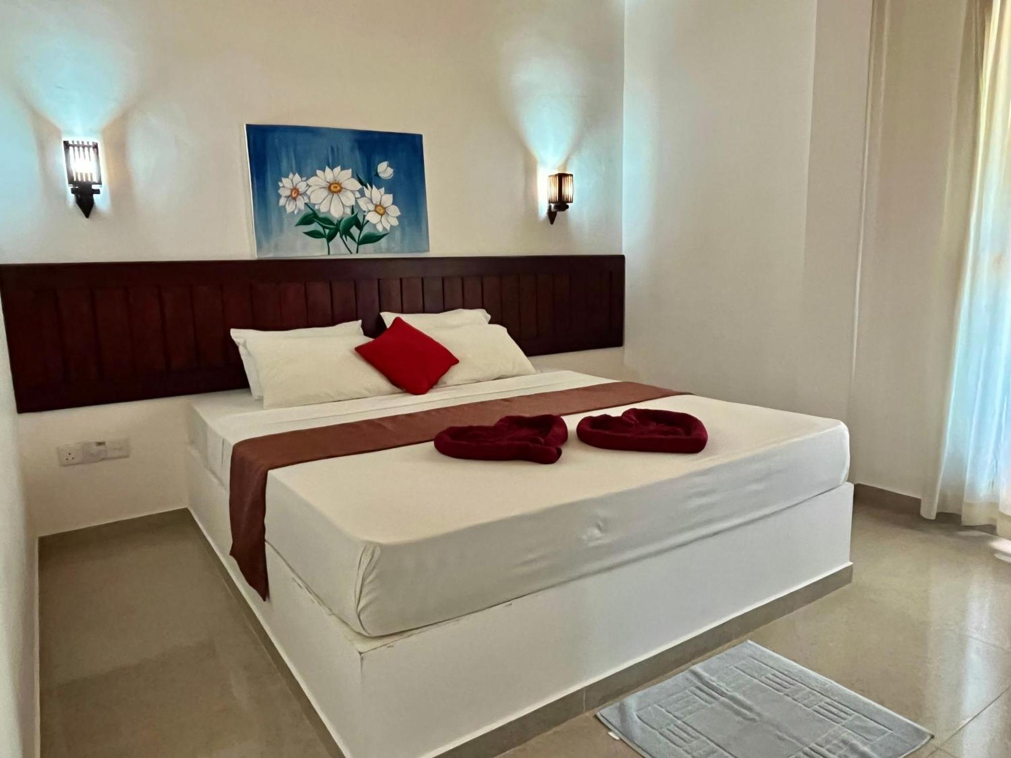 Sundowners Guesthouse Хиккадува Экстерьер фото