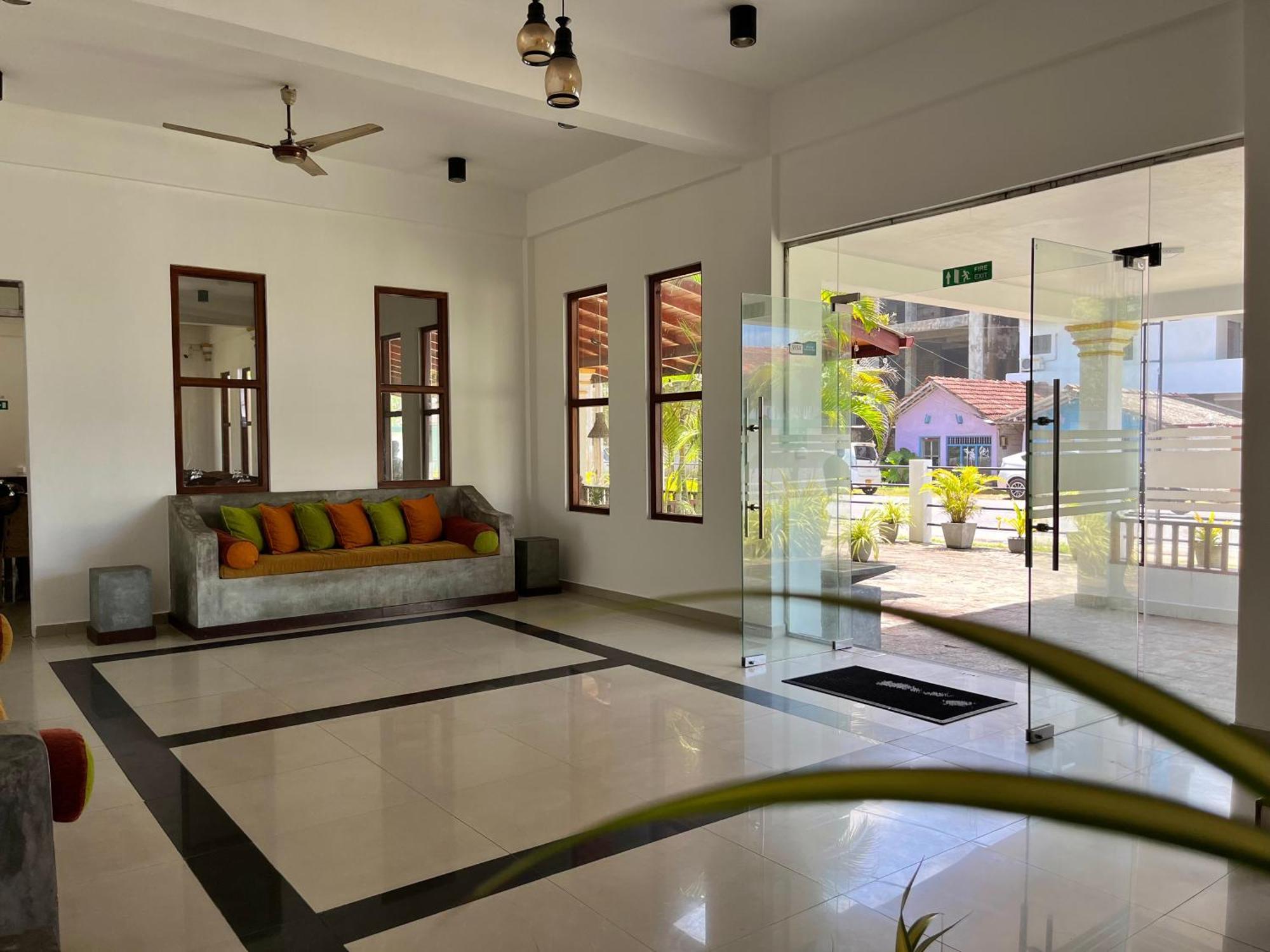 Sundowners Guesthouse Хиккадува Экстерьер фото