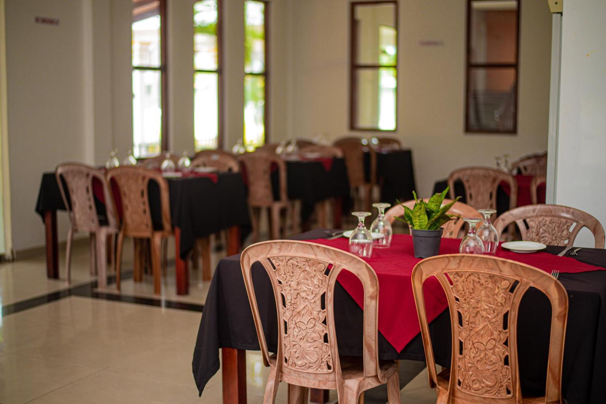 Sundowners Guesthouse Хиккадува Экстерьер фото