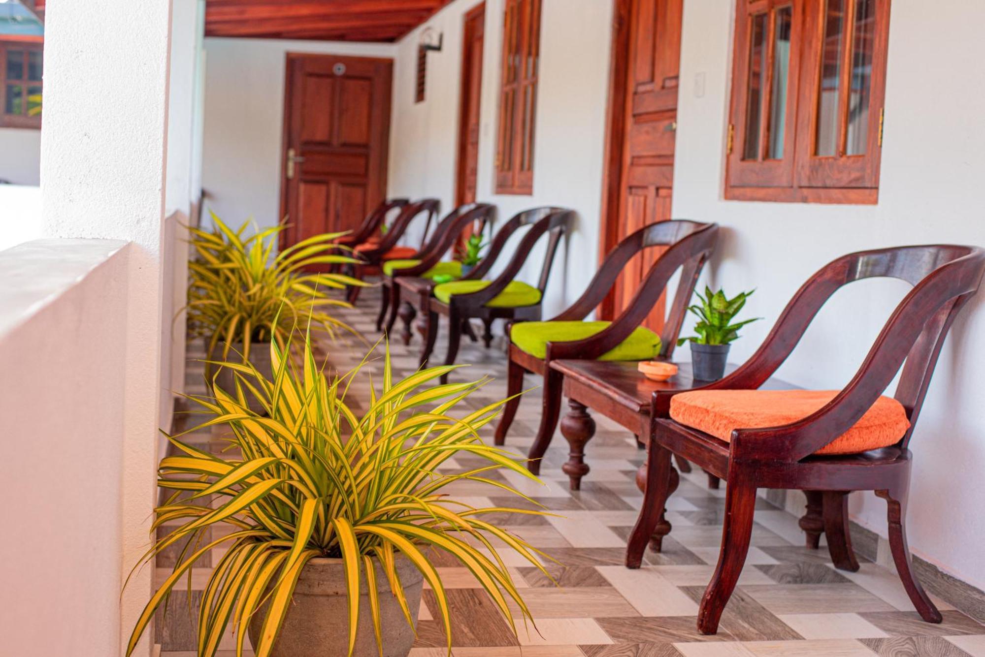 Sundowners Guesthouse Хиккадува Экстерьер фото