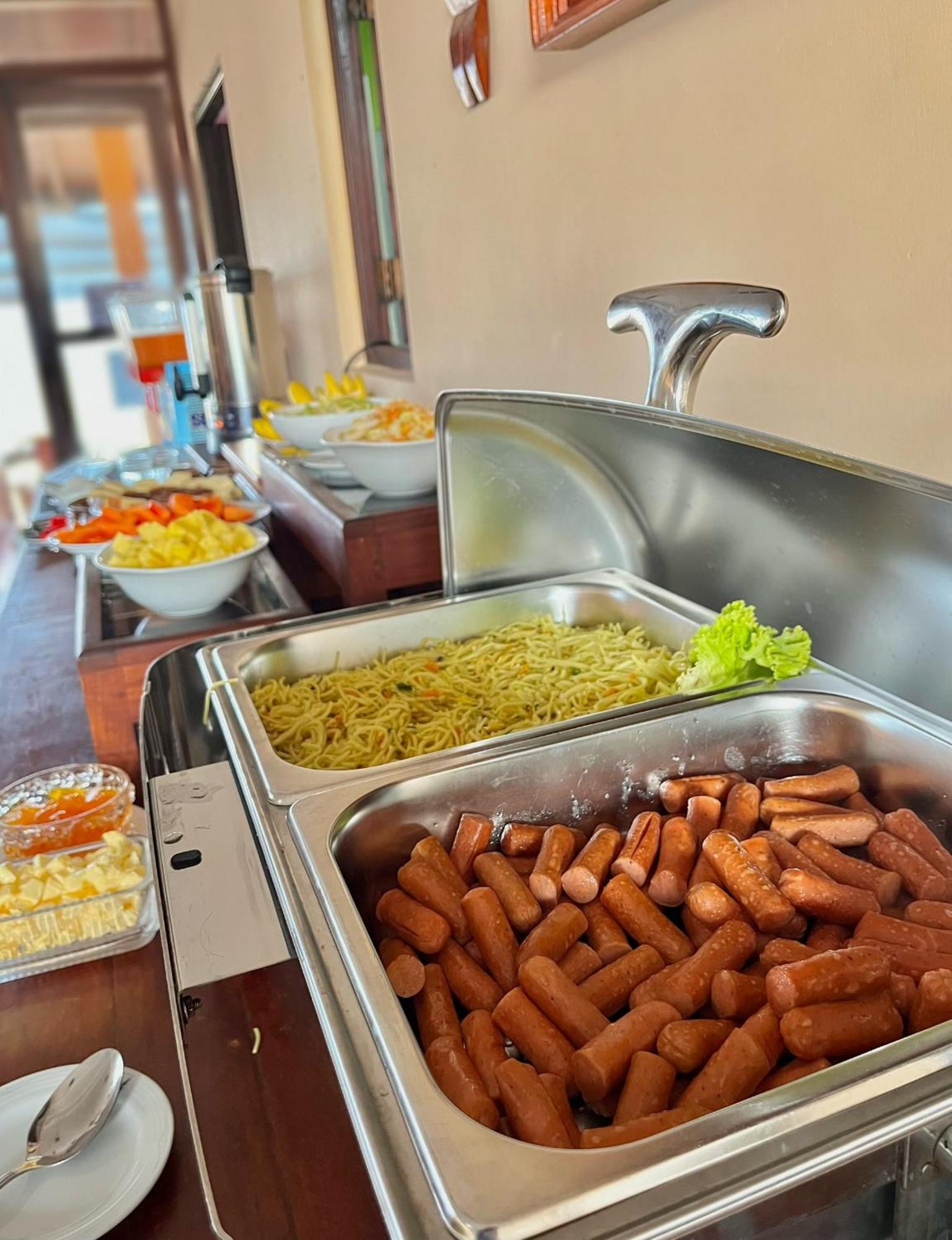 Sundowners Guesthouse Хиккадува Экстерьер фото