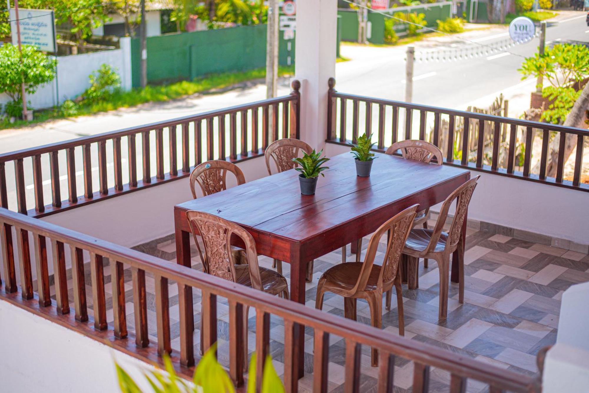Sundowners Guesthouse Хиккадува Экстерьер фото
