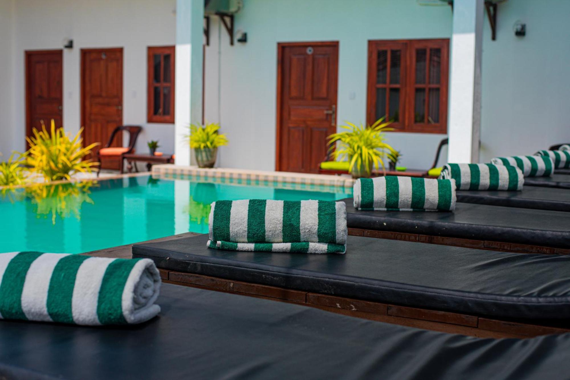 Sundowners Guesthouse Хиккадува Экстерьер фото