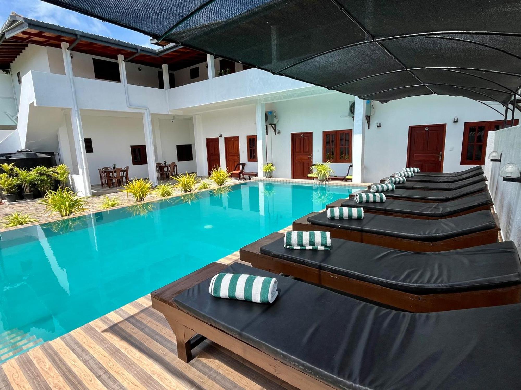 Sundowners Guesthouse Хиккадува Экстерьер фото