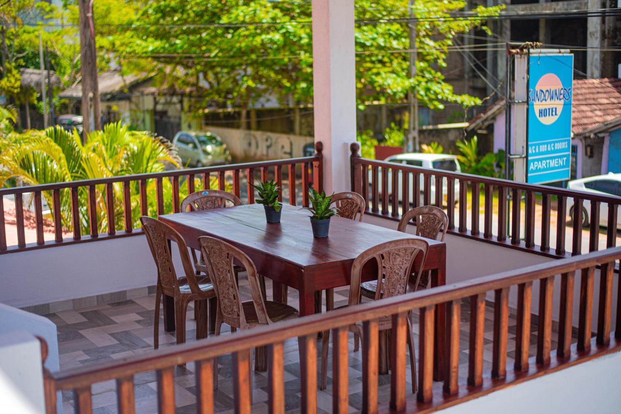Sundowners Guesthouse Хиккадува Экстерьер фото