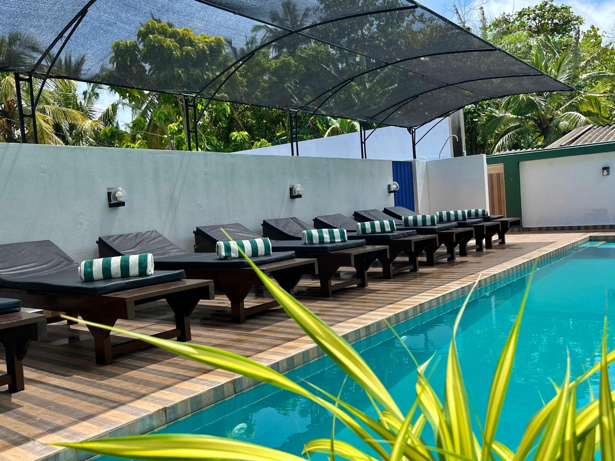 Sundowners Guesthouse Хиккадува Экстерьер фото