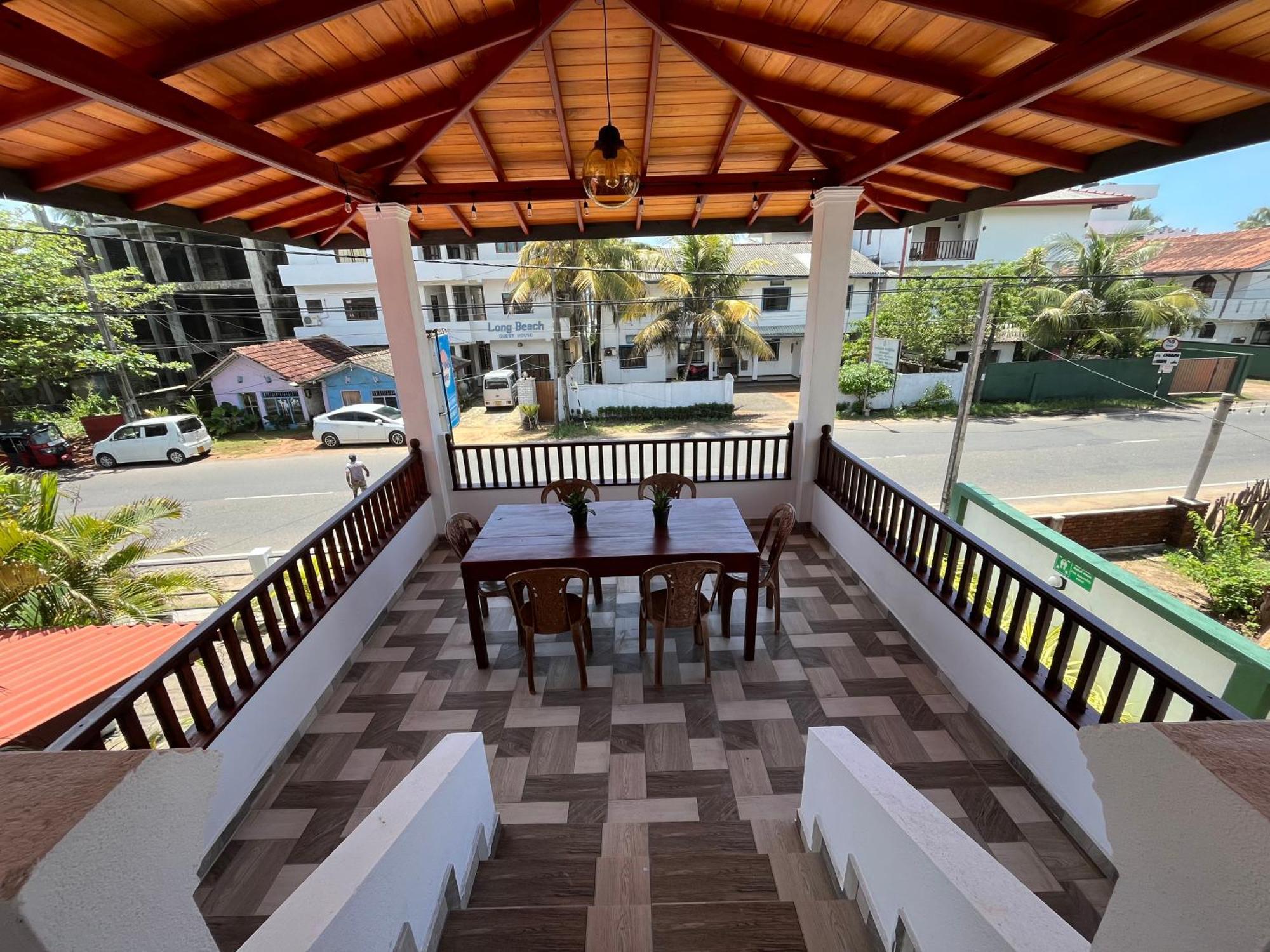 Sundowners Guesthouse Хиккадува Экстерьер фото