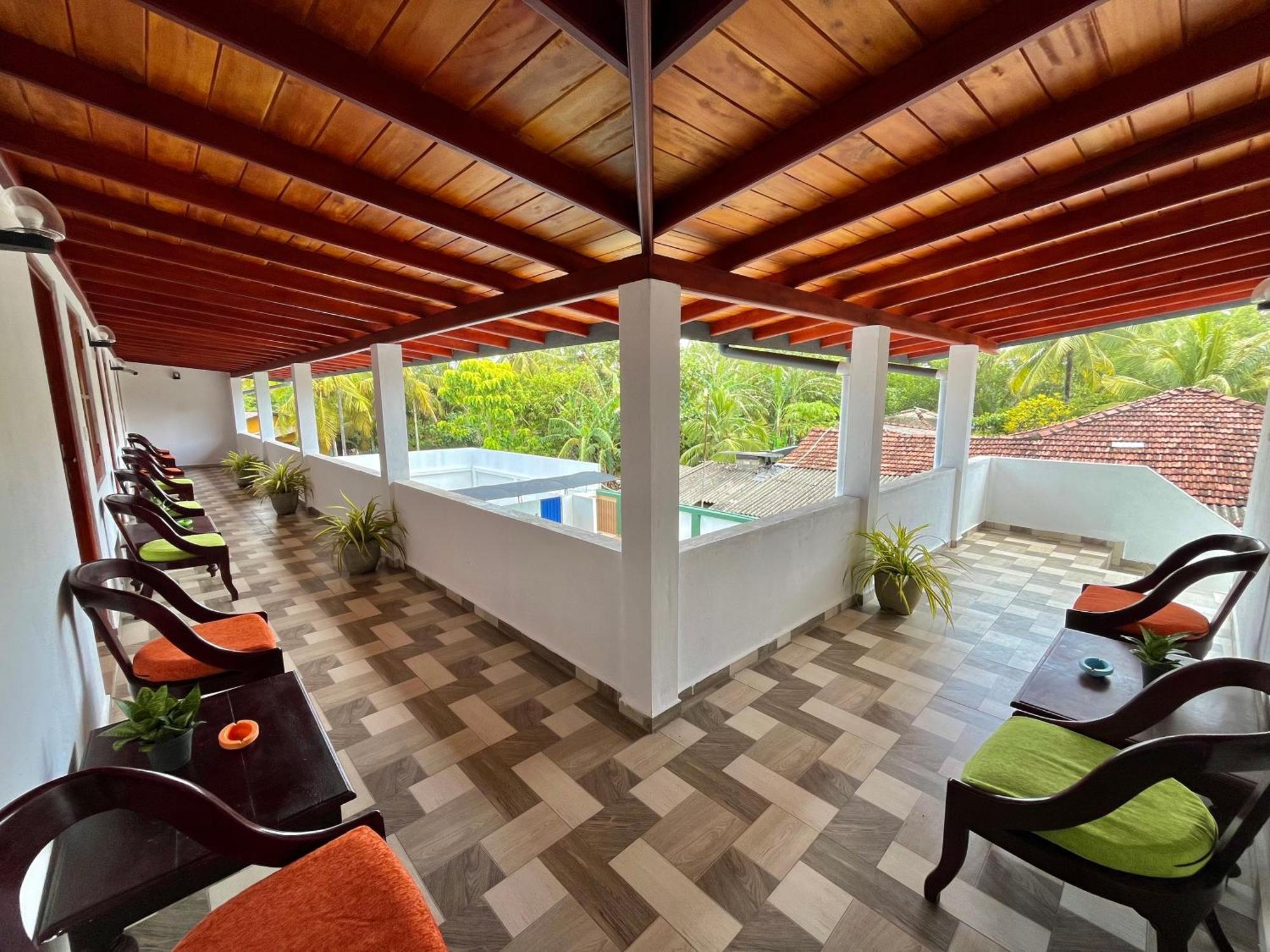 Sundowners Guesthouse Хиккадува Экстерьер фото