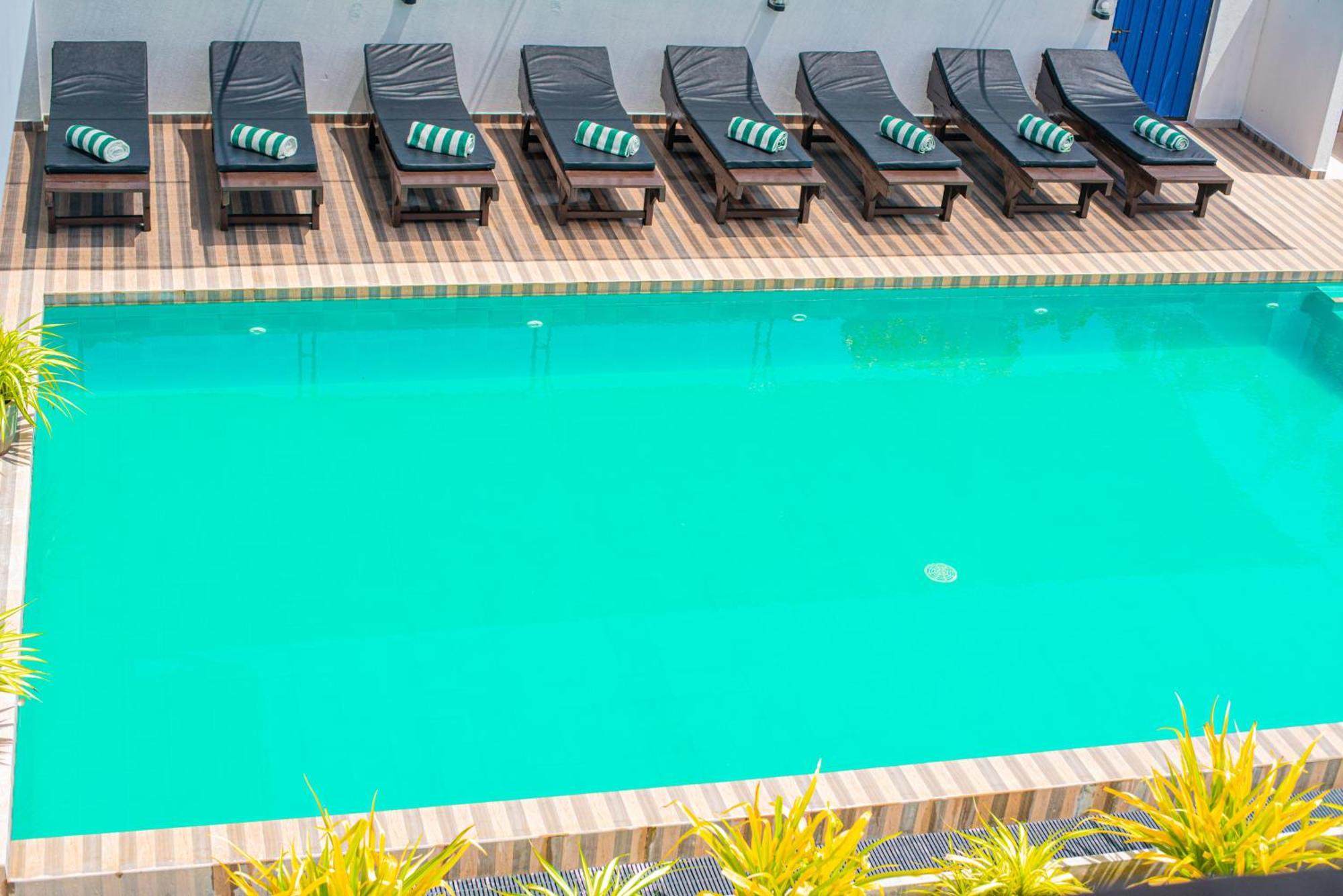 Sundowners Guesthouse Хиккадува Экстерьер фото