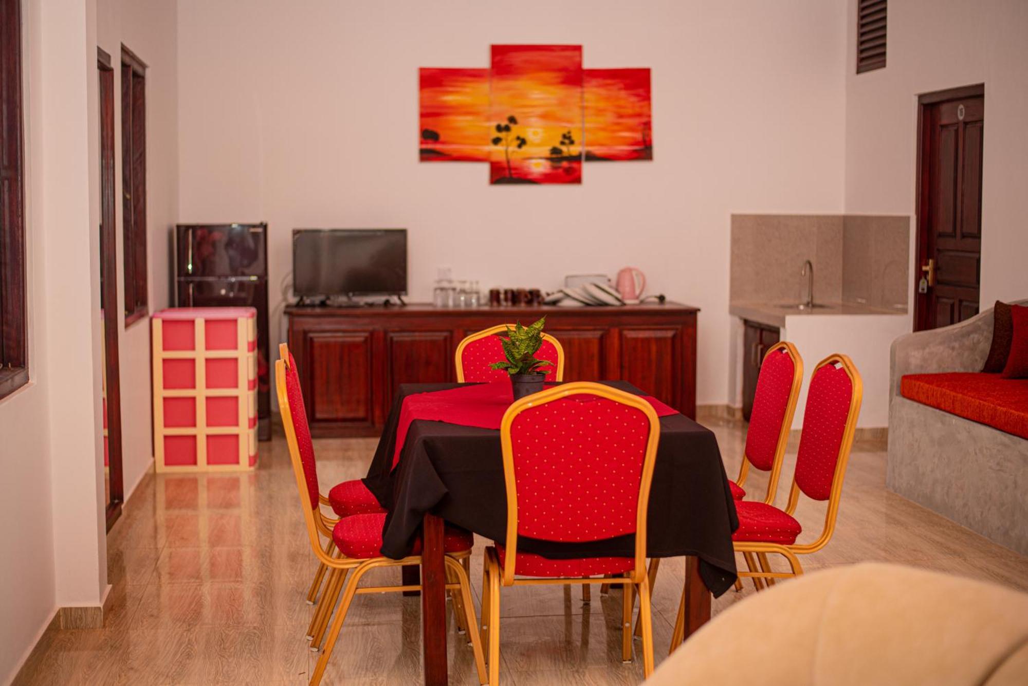Sundowners Guesthouse Хиккадува Экстерьер фото