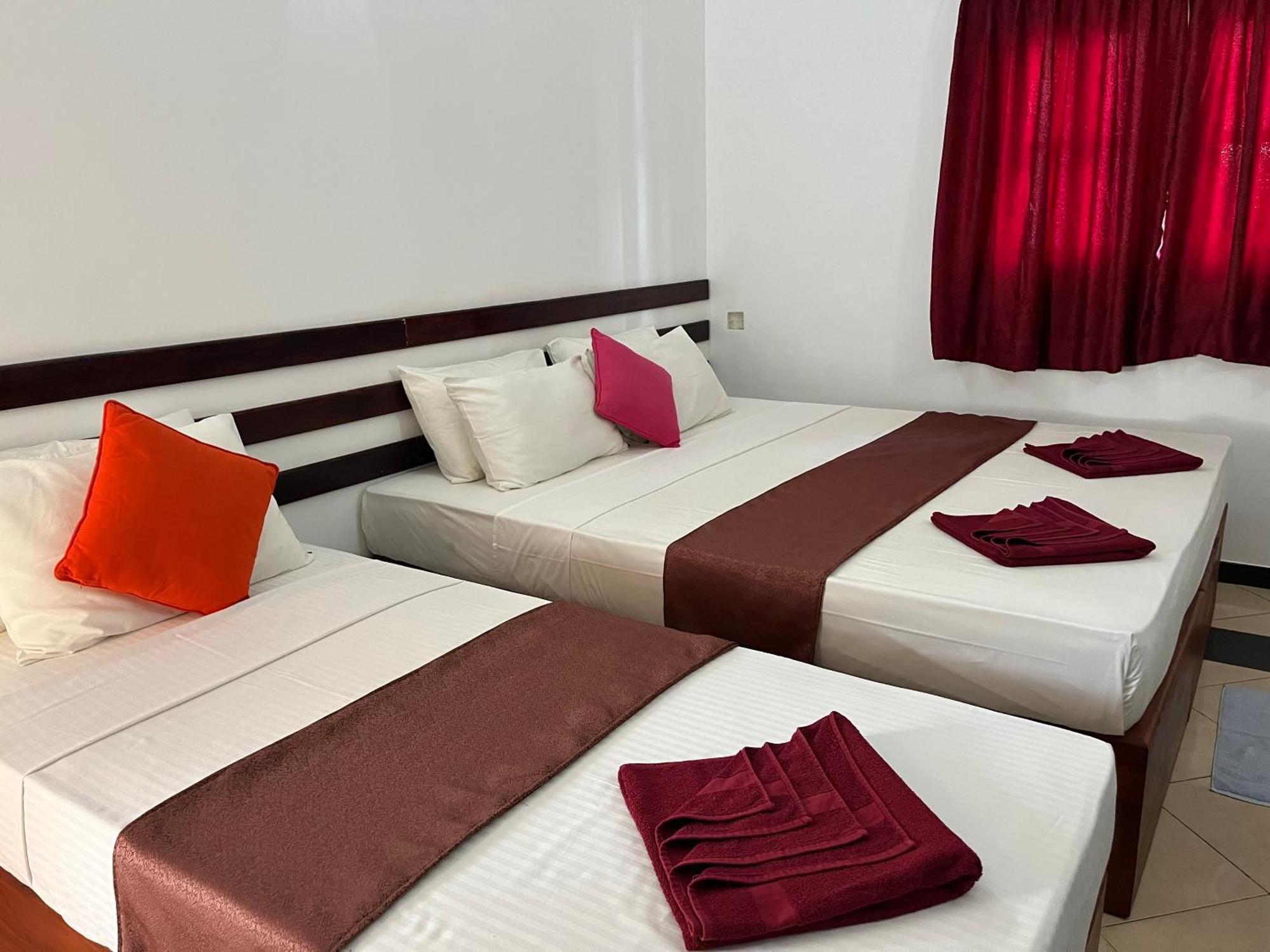 Sundowners Guesthouse Хиккадува Номер фото